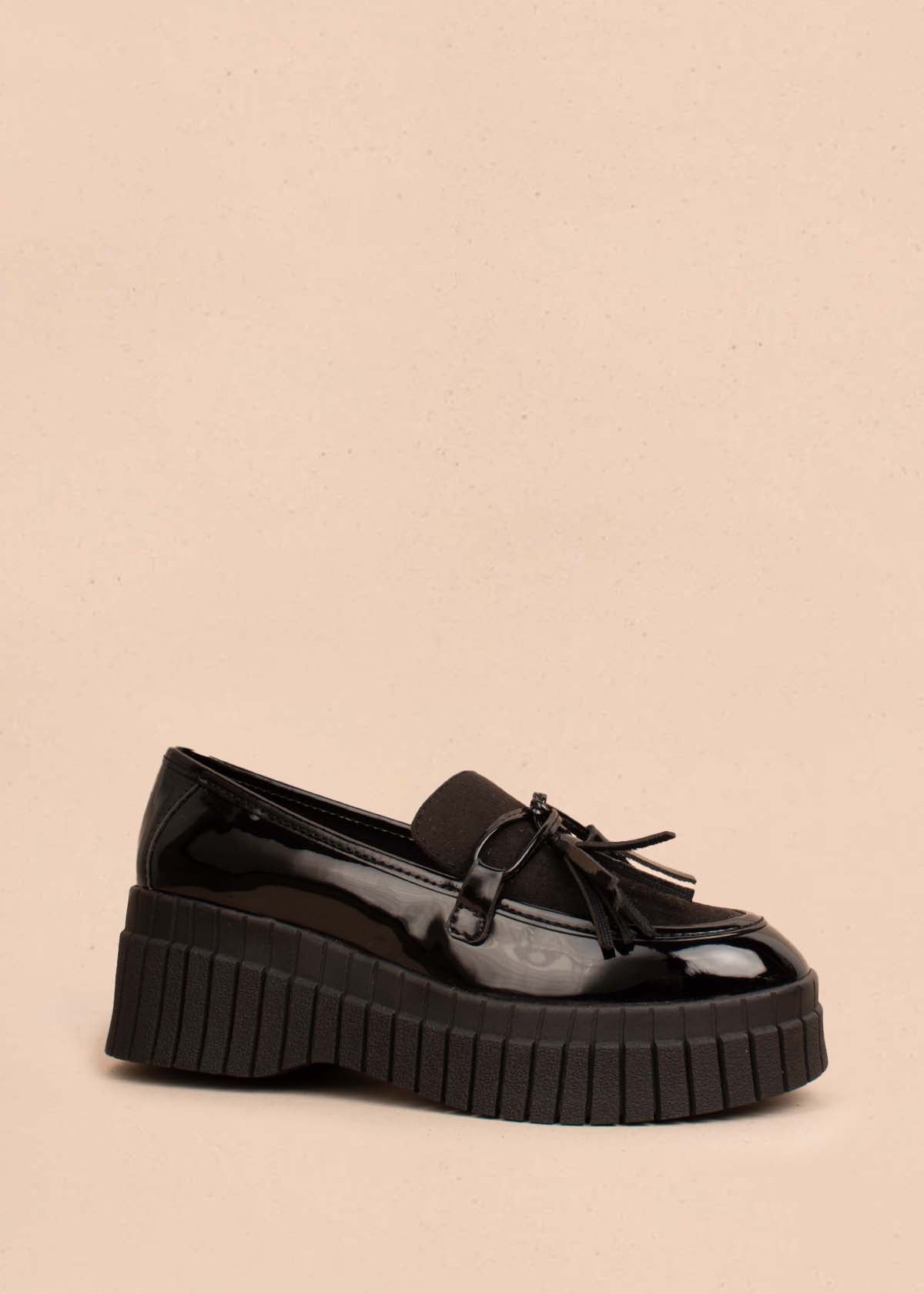 Mocasines color negro con penacho 104557