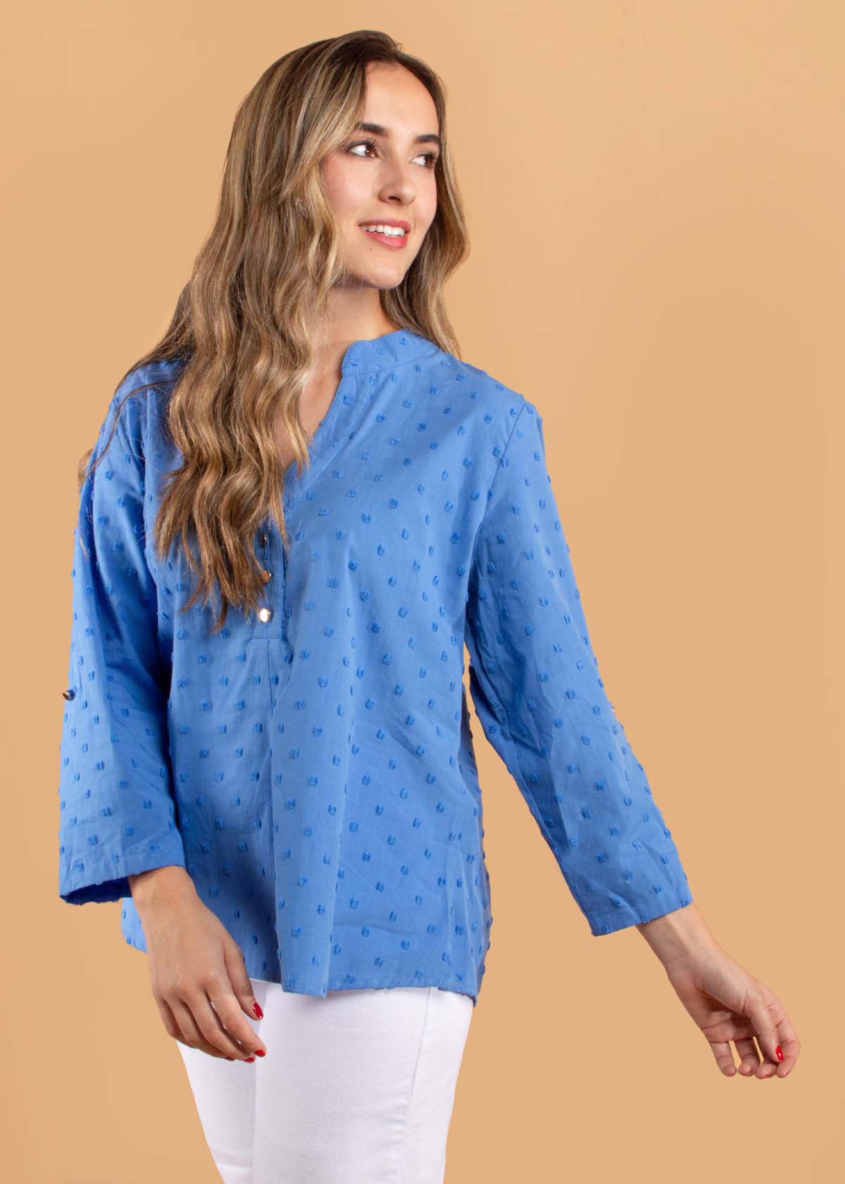 Blusa color azul con textura y cuello en v 104576