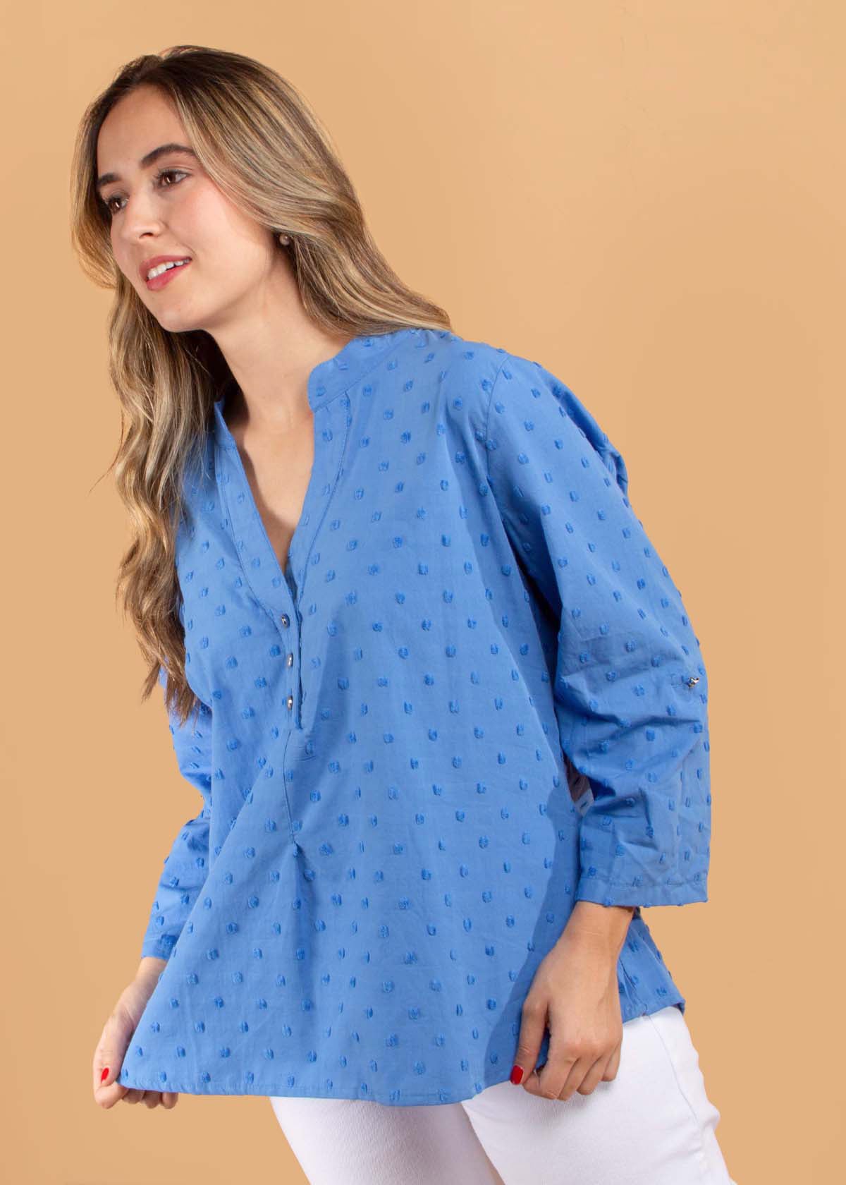 Blusa color azul con textura y cuello en v 104576