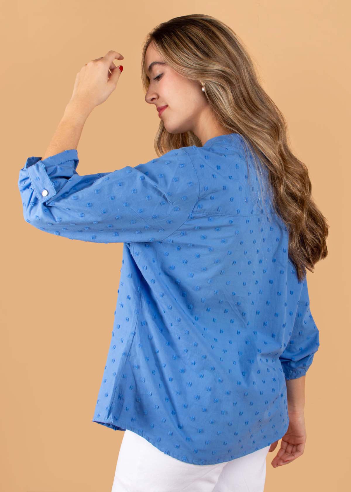 Blusa color azul con textura y cuello en v 104576