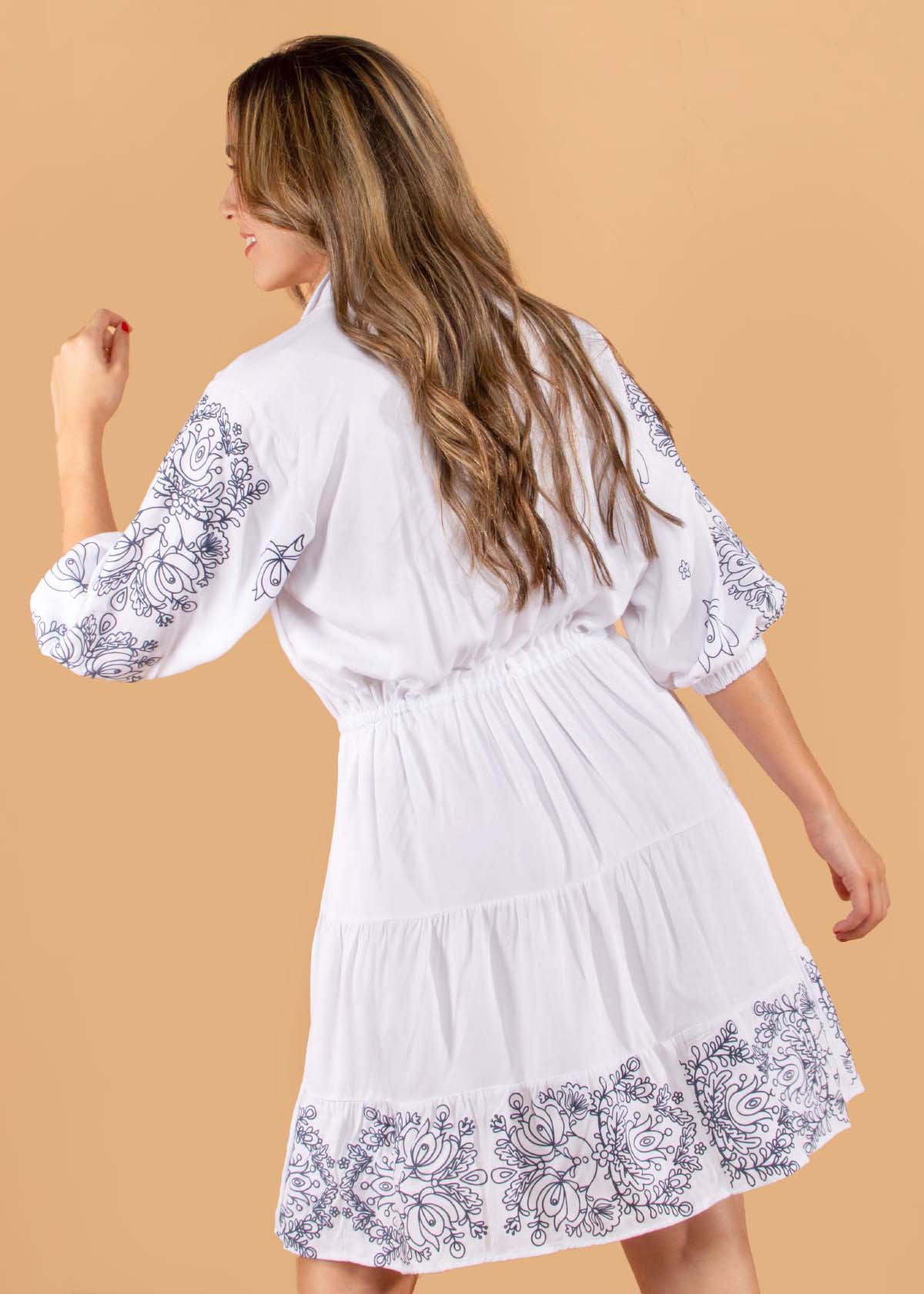 Vestido corto estilo bohemio color blanco con arabescos 104585