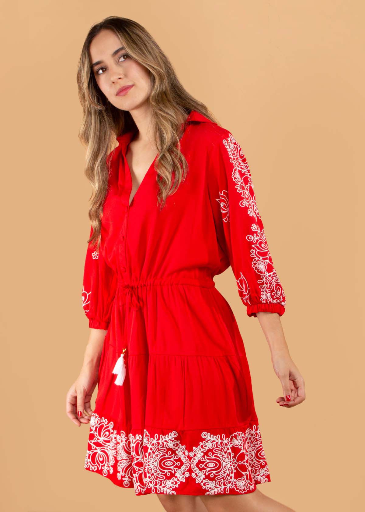 Vestido corto estilo bohemio color rojo con arabescos 104585
