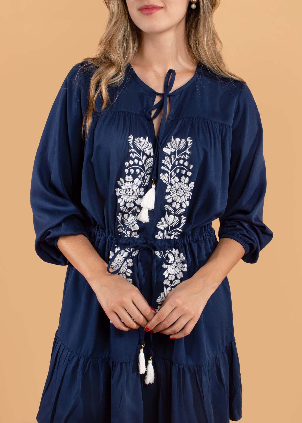 Vestido corto estilo boho color azul oscuro con flores 104590