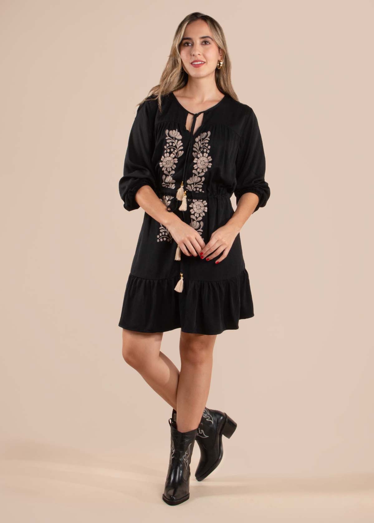 Vestido corto estilo boho color negro con flores 104590