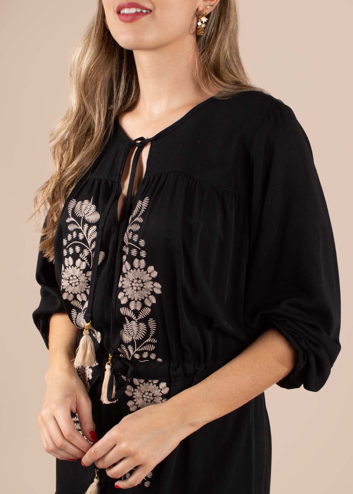 Vestido corto estilo boho color negro con flores 104590
