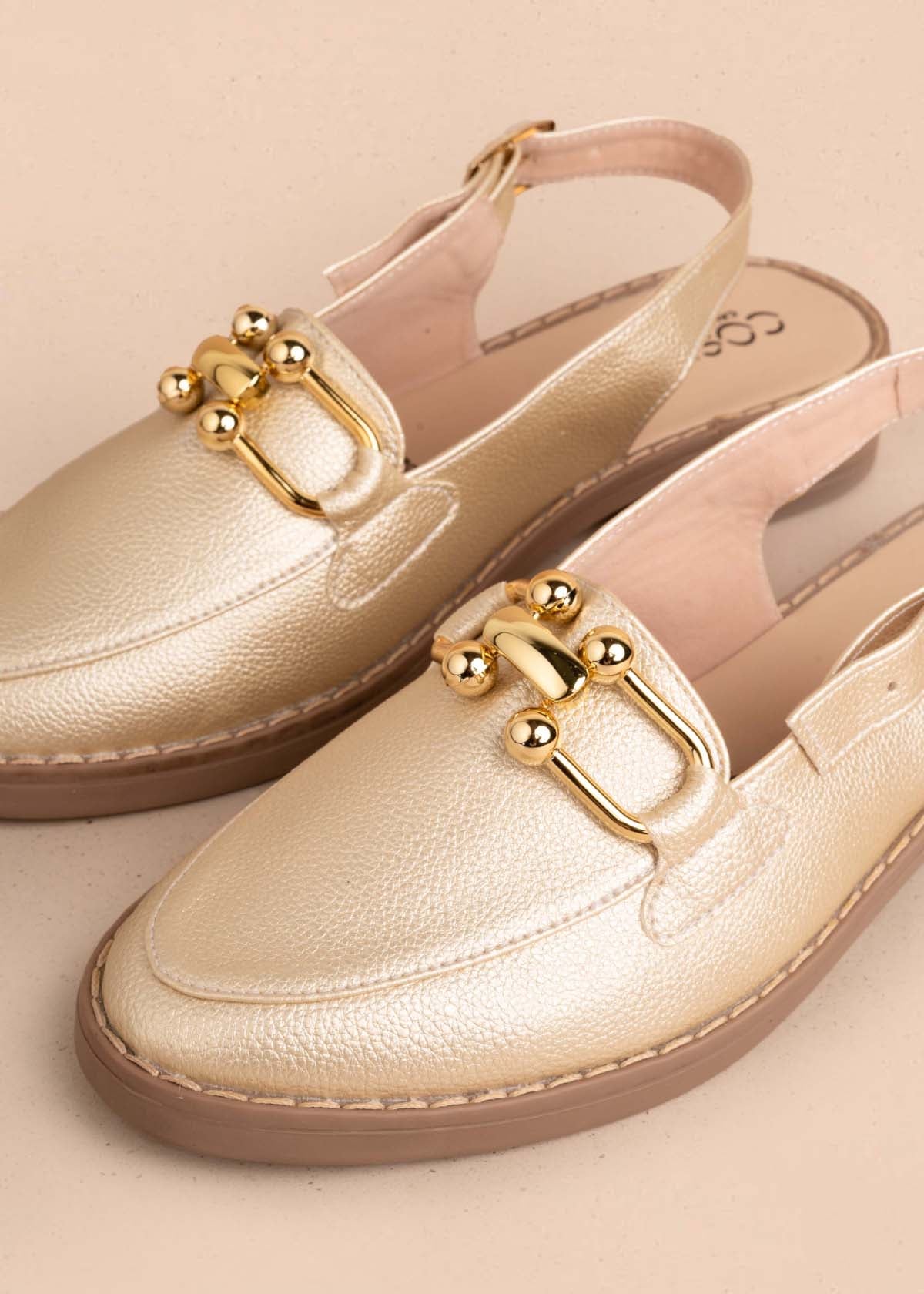 Tacones trabilla color champaña con aplique dorado 104291
