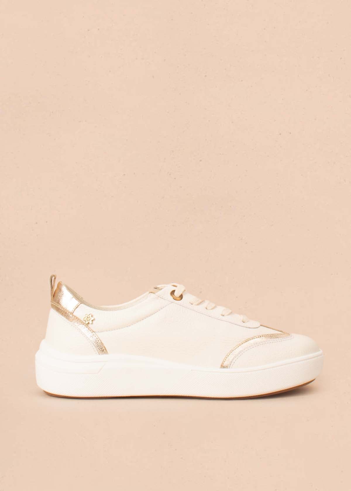 Tenis casuales en cuero color talco con dorado 104595