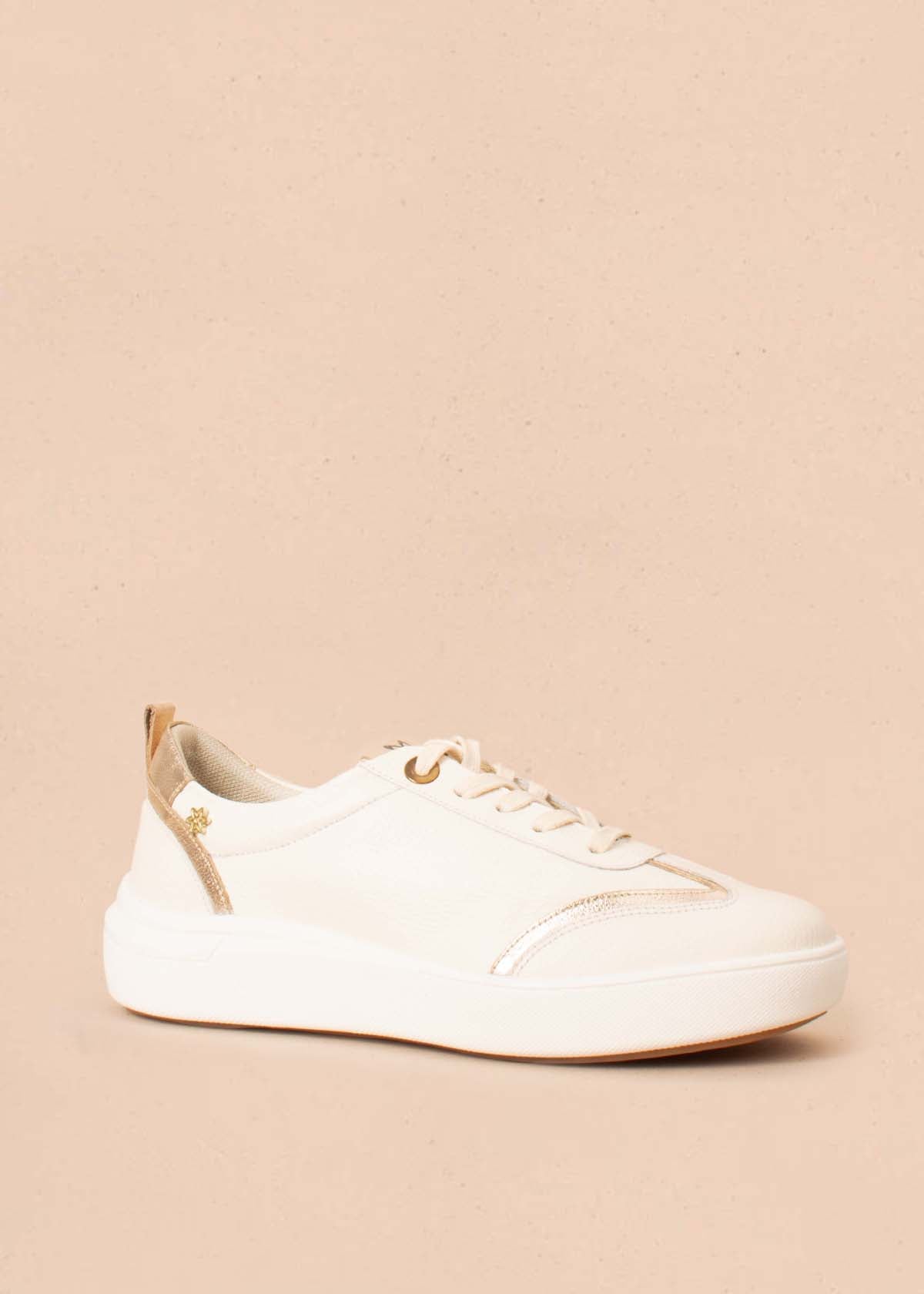 Tenis casuales en cuero color talco con dorado 104595