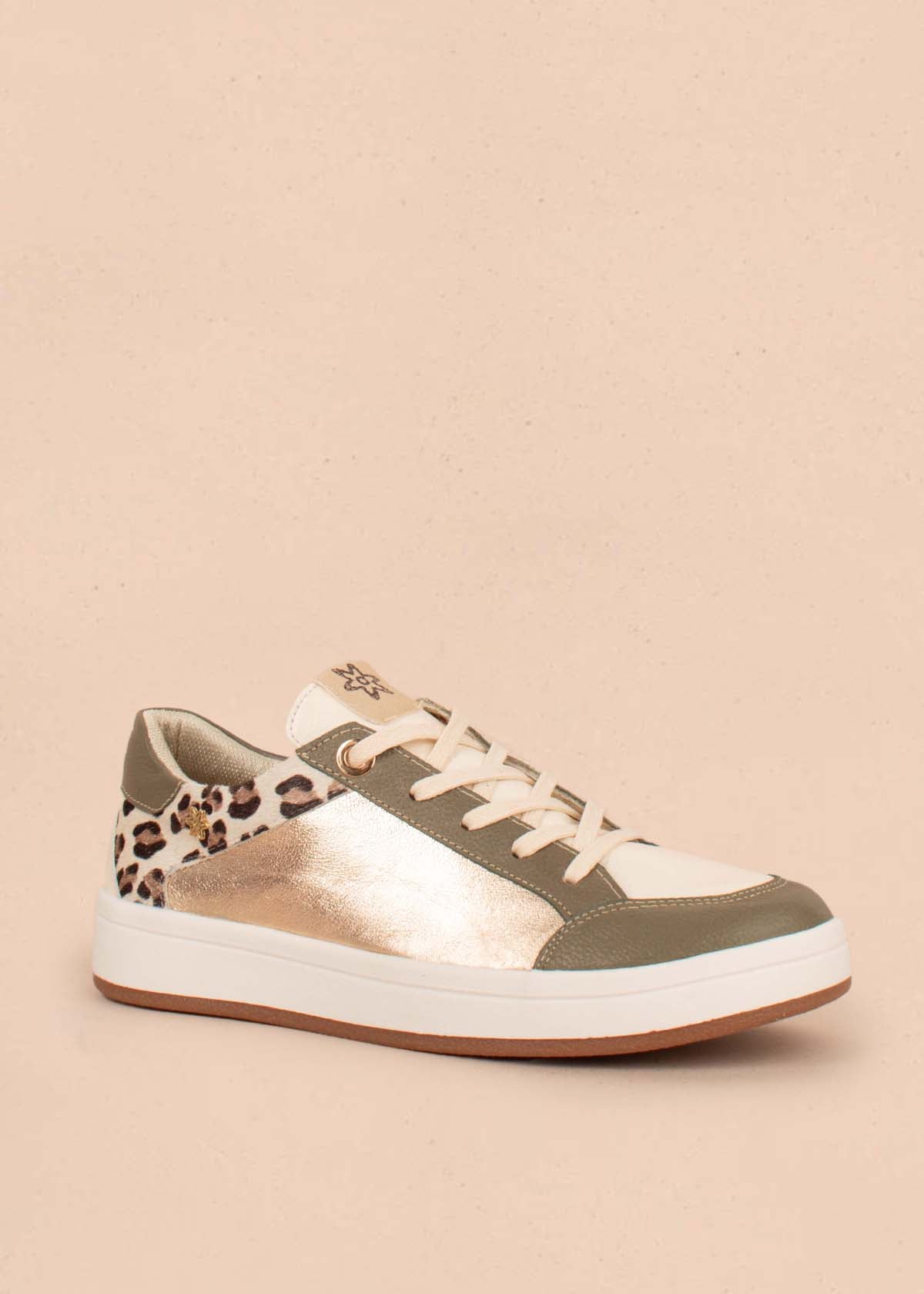 Tenis casuales en cuero color dorado y cuero con pelo animal print 104598