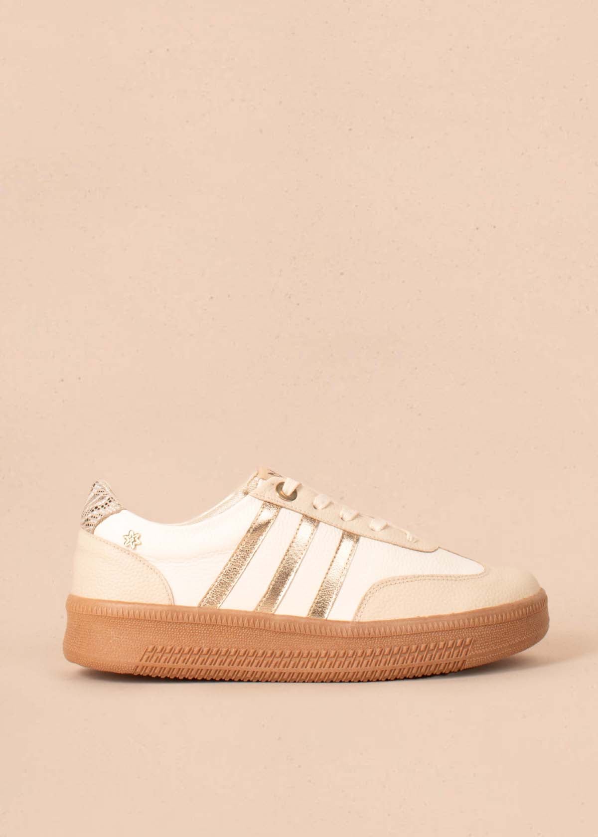 Tenis casuales en cuero color talco con dorado 104602