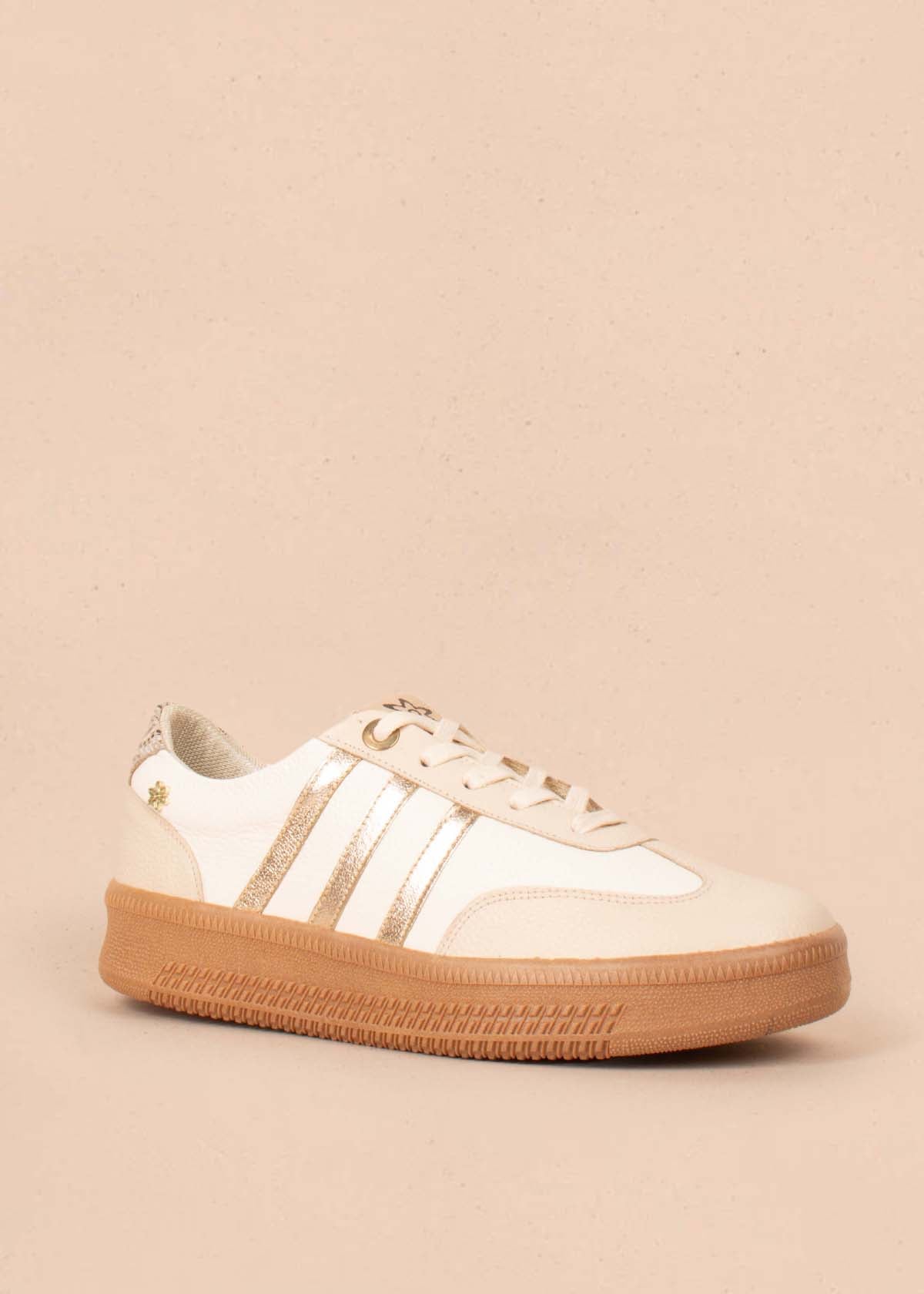 Tenis casuales en cuero color talco con dorado 104602
