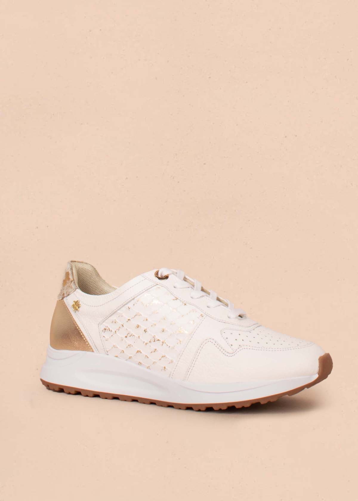 Tenis casuales en cuero color blanco con textura croco 104605