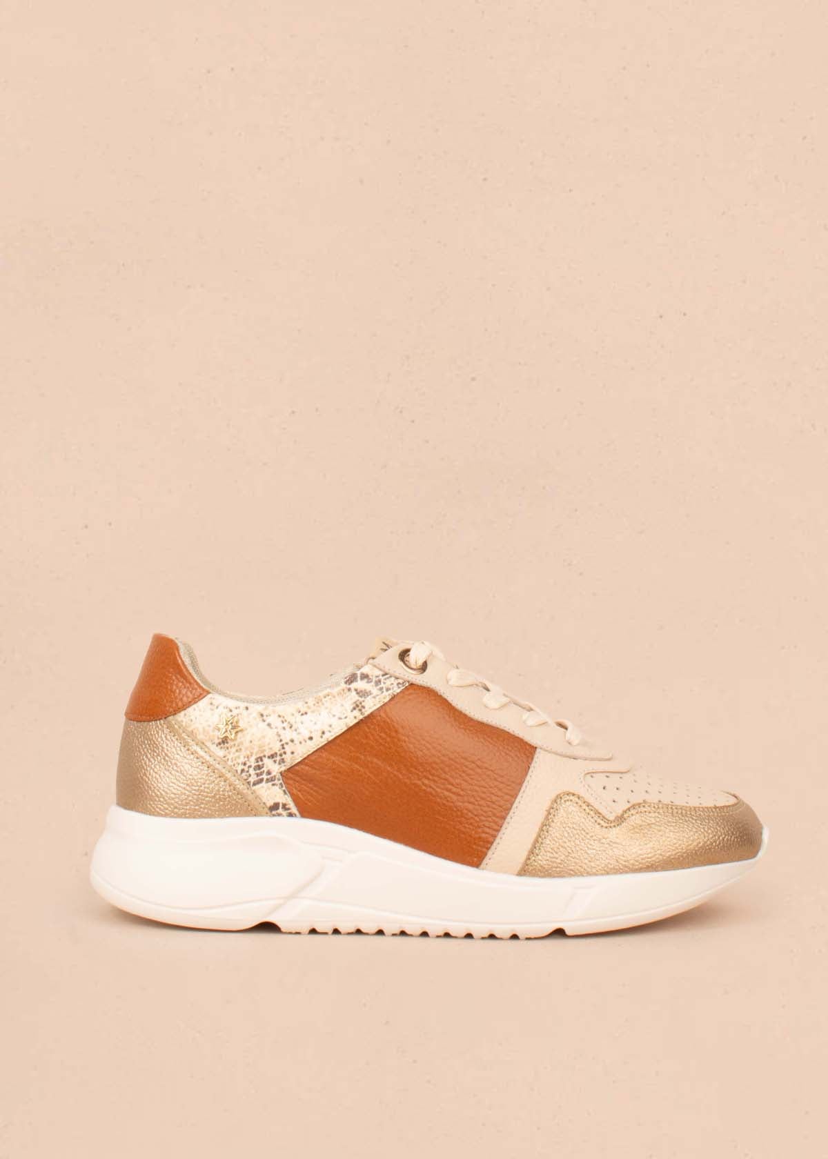 Tenis casuales en cuero color miel con folia 104608