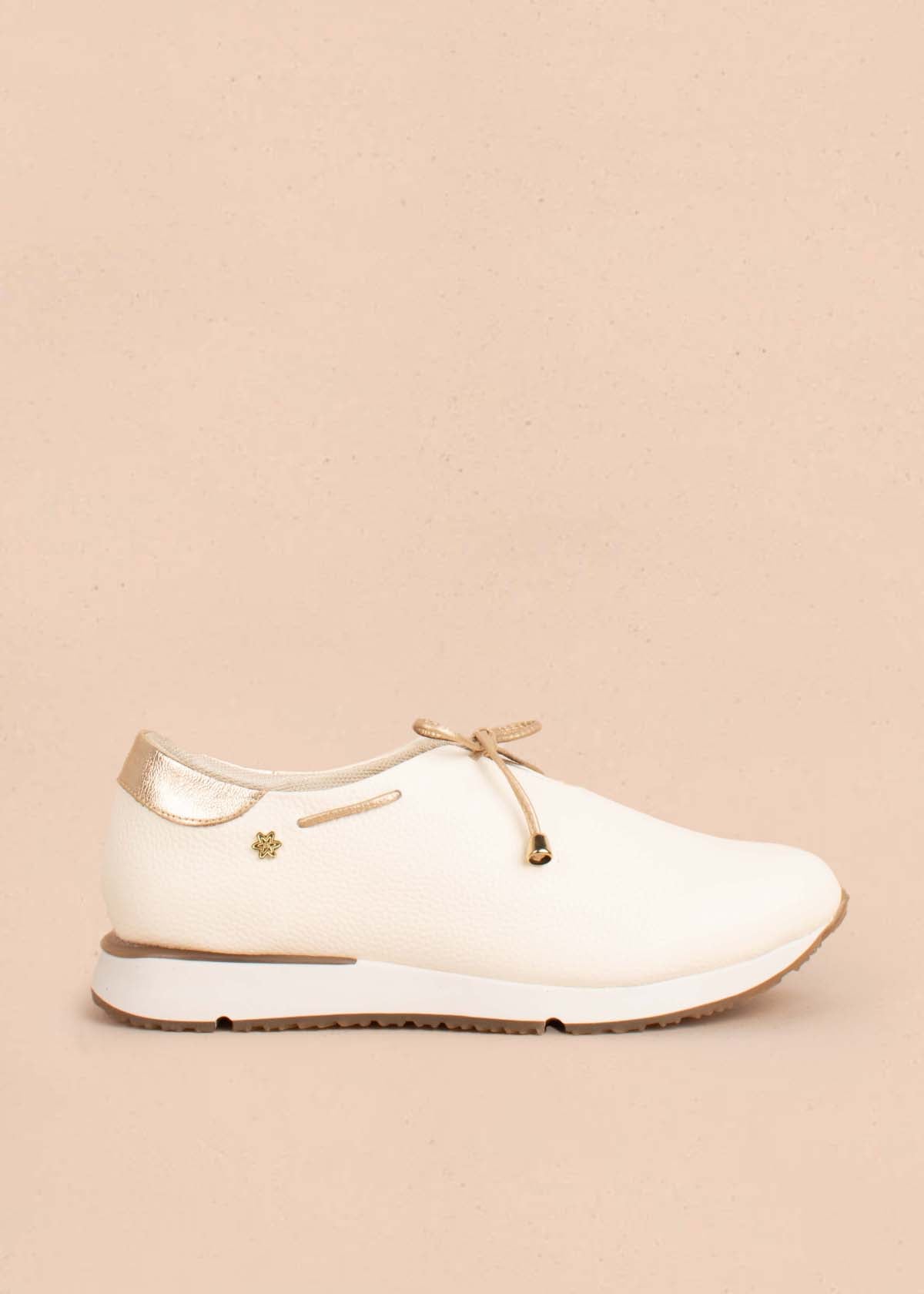 Tenis casuales en cuero color talco 104613