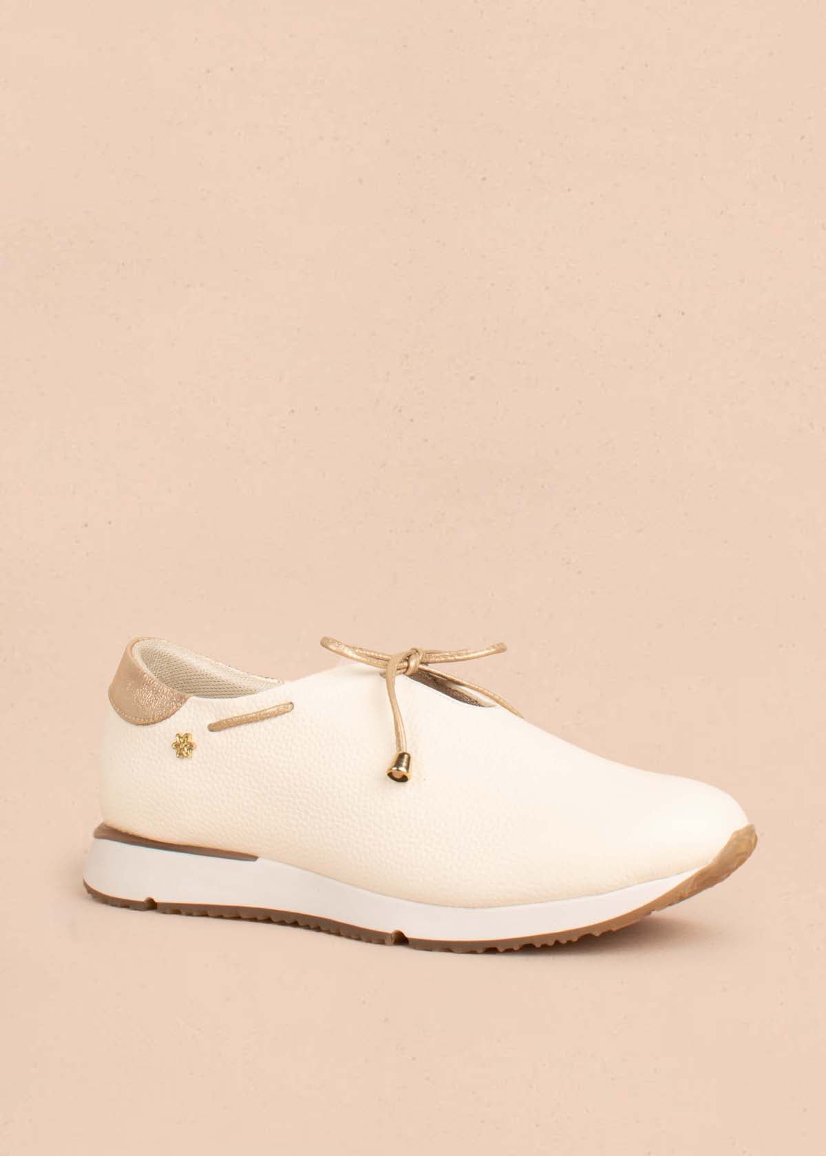 Tenis casuales en cuero color talco 104613