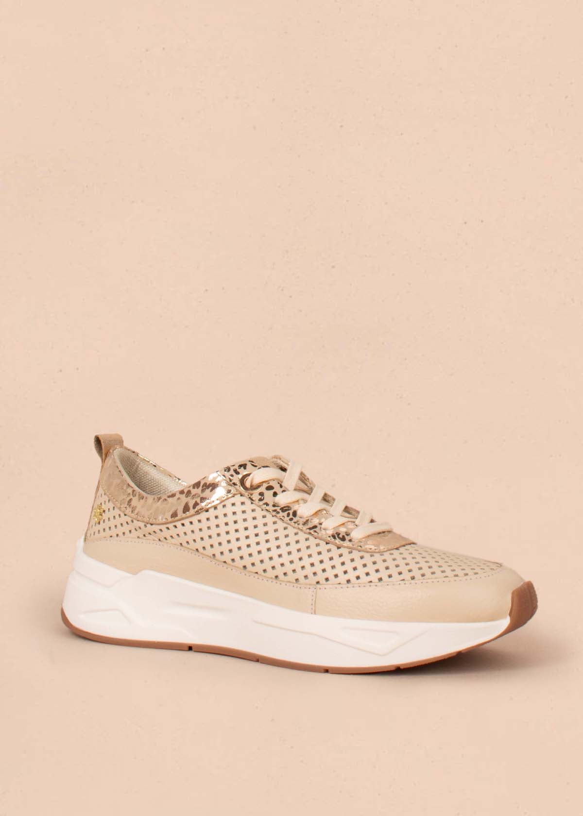 Tenis casuales en cuero color beige con folia y perforaciones 104617