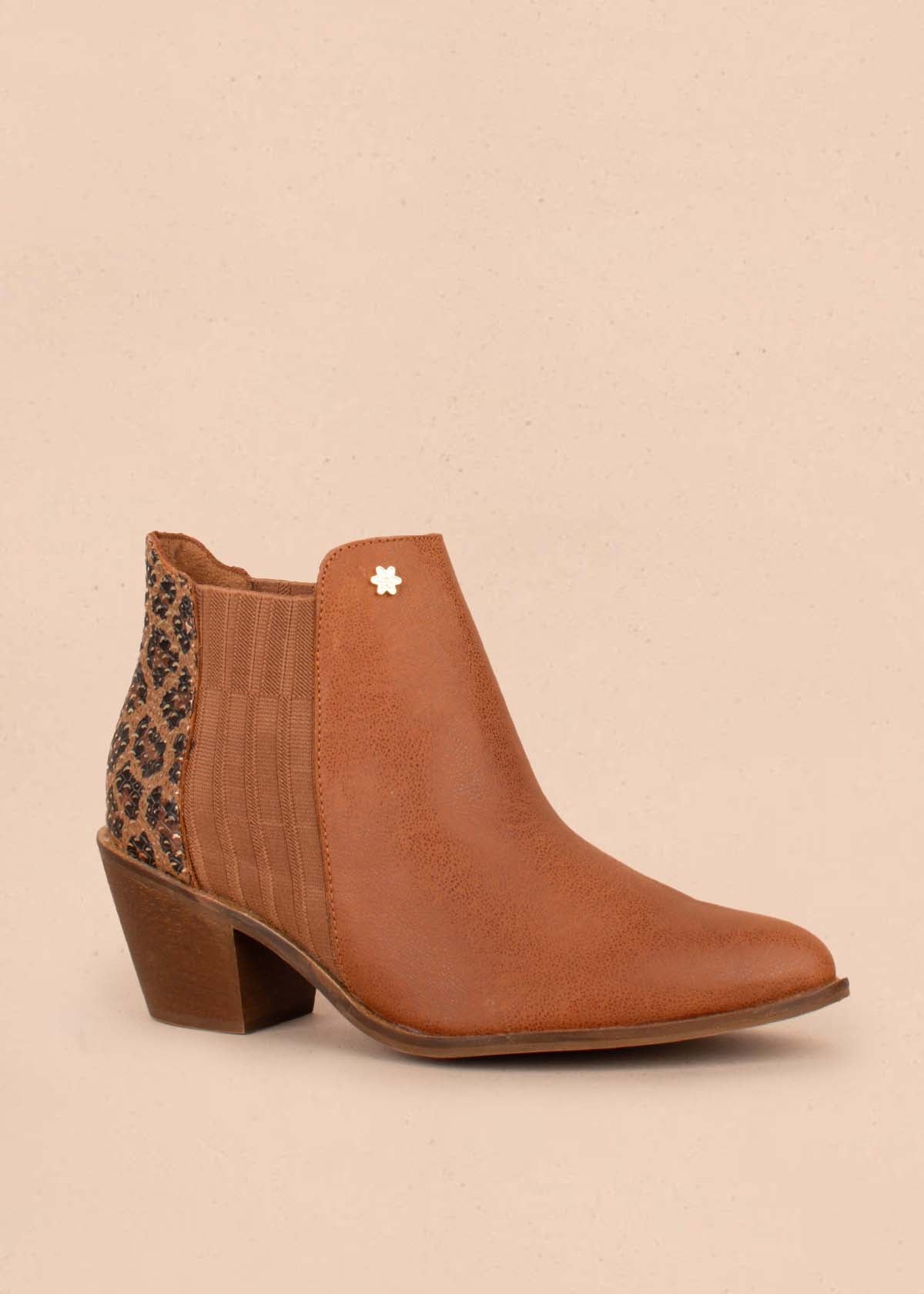 Botines en cuero color miel con folia animal print y resorte 104633