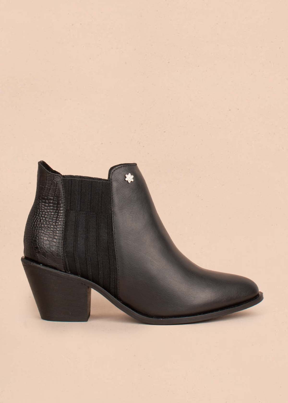 Botines en cuero color negro con textura croco y resorte 104633