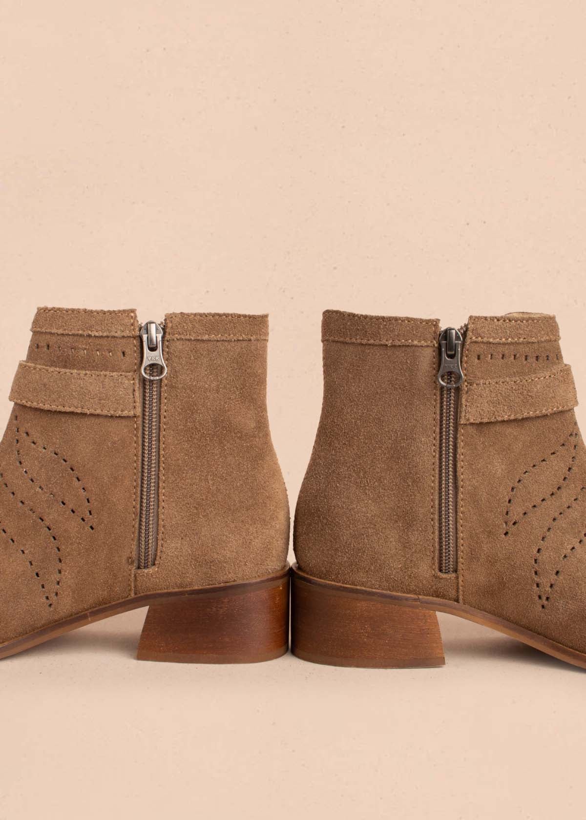 Botines texanos en cuero color miel con perforaciones 104639