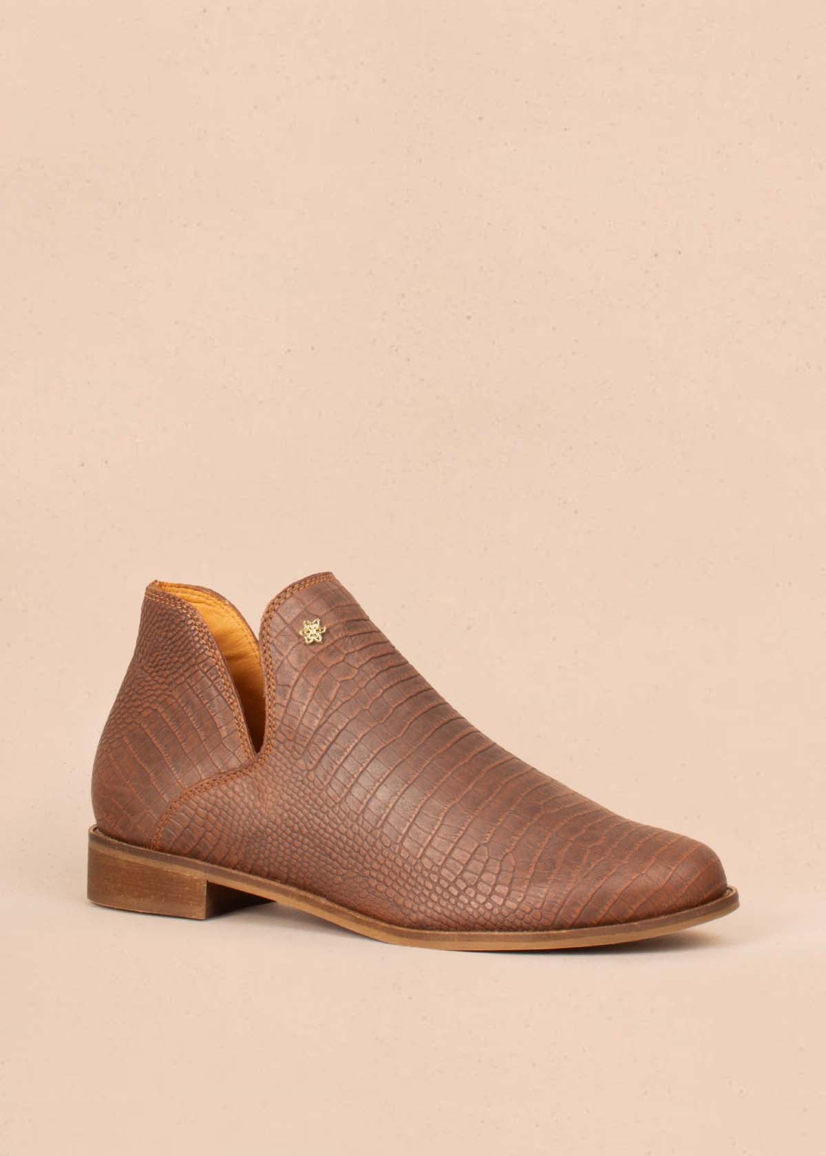 Botines en cuero color café con textura croco 104642