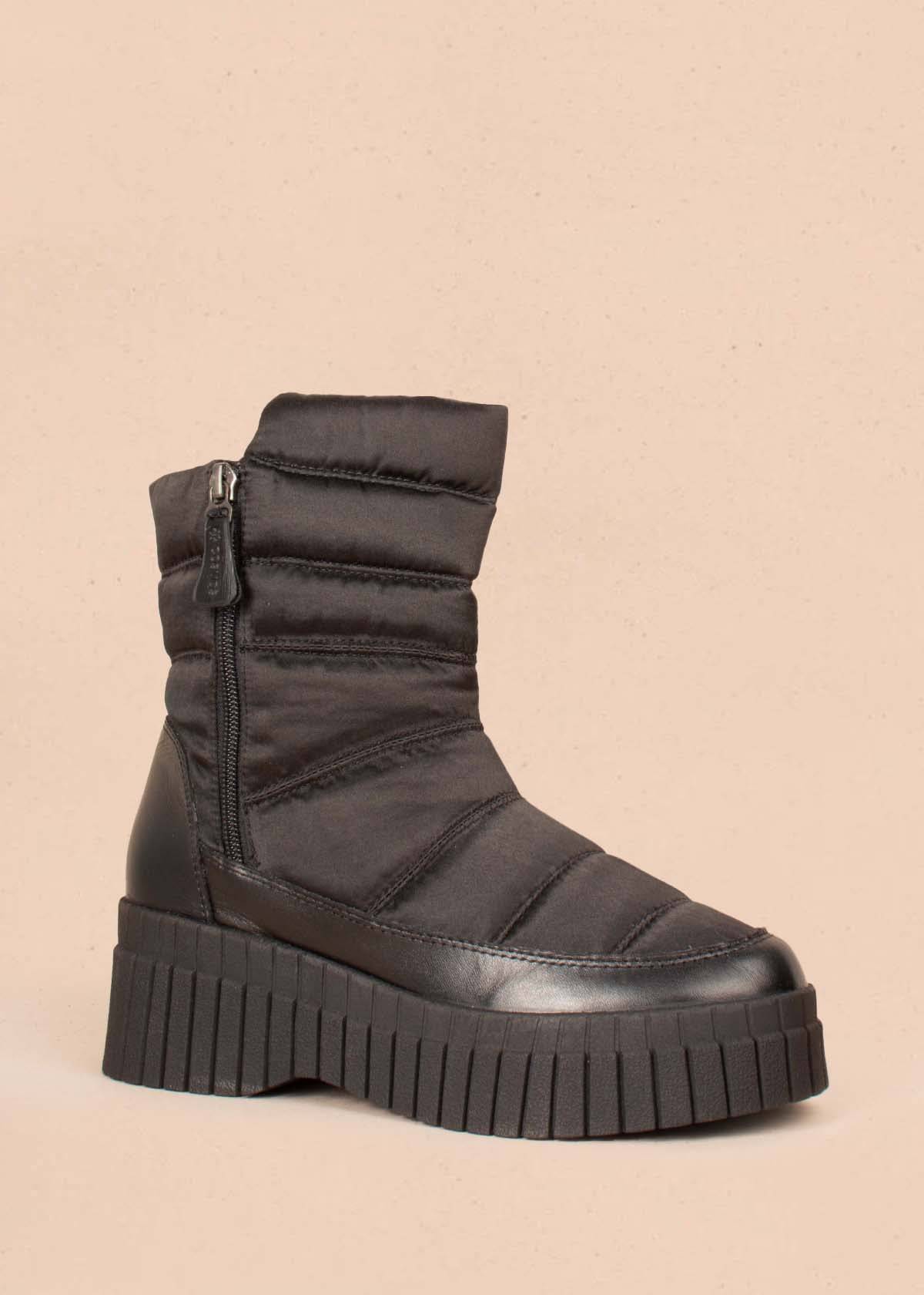 Botines en cuero color negro con abollonado en textil 104643