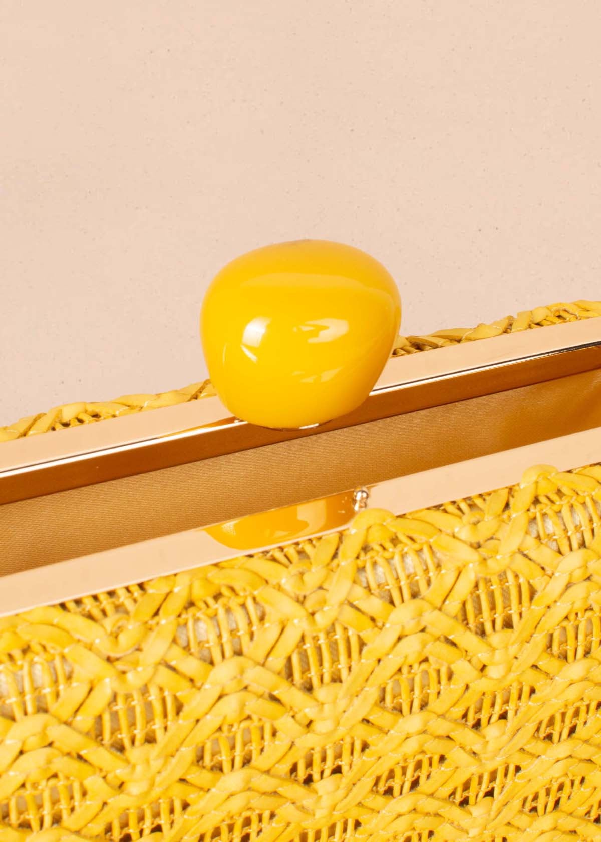 Bolso tipo bandolera color amarillo con tejido en fique sintético 104668