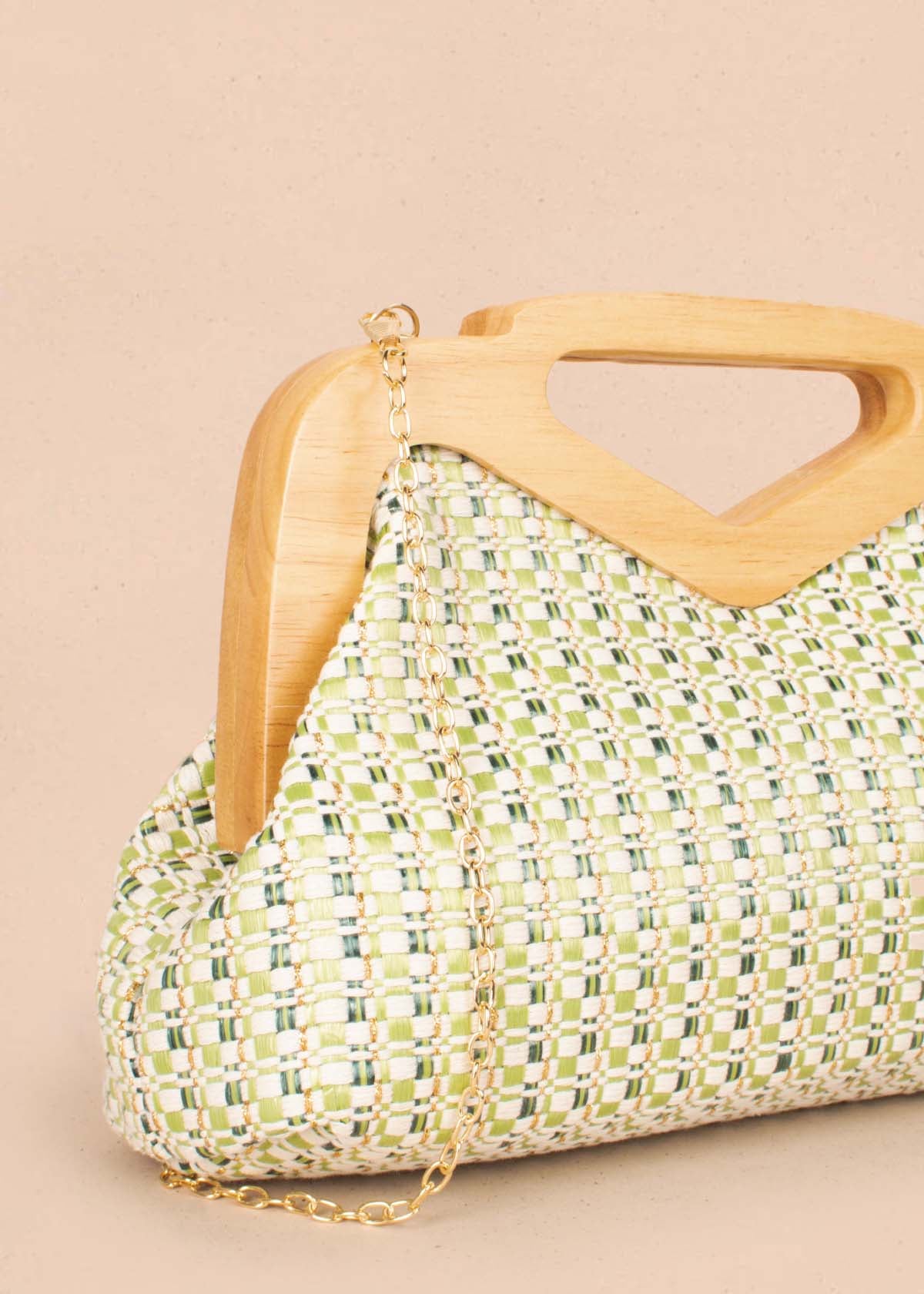 Bolso tipo bandolera color verde con fibra textil tejida y agarre en madera 104669