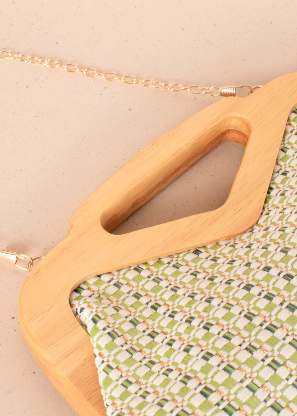Bolso tipo bandolera color verde con fibra textil tejida y agarre en madera 104669