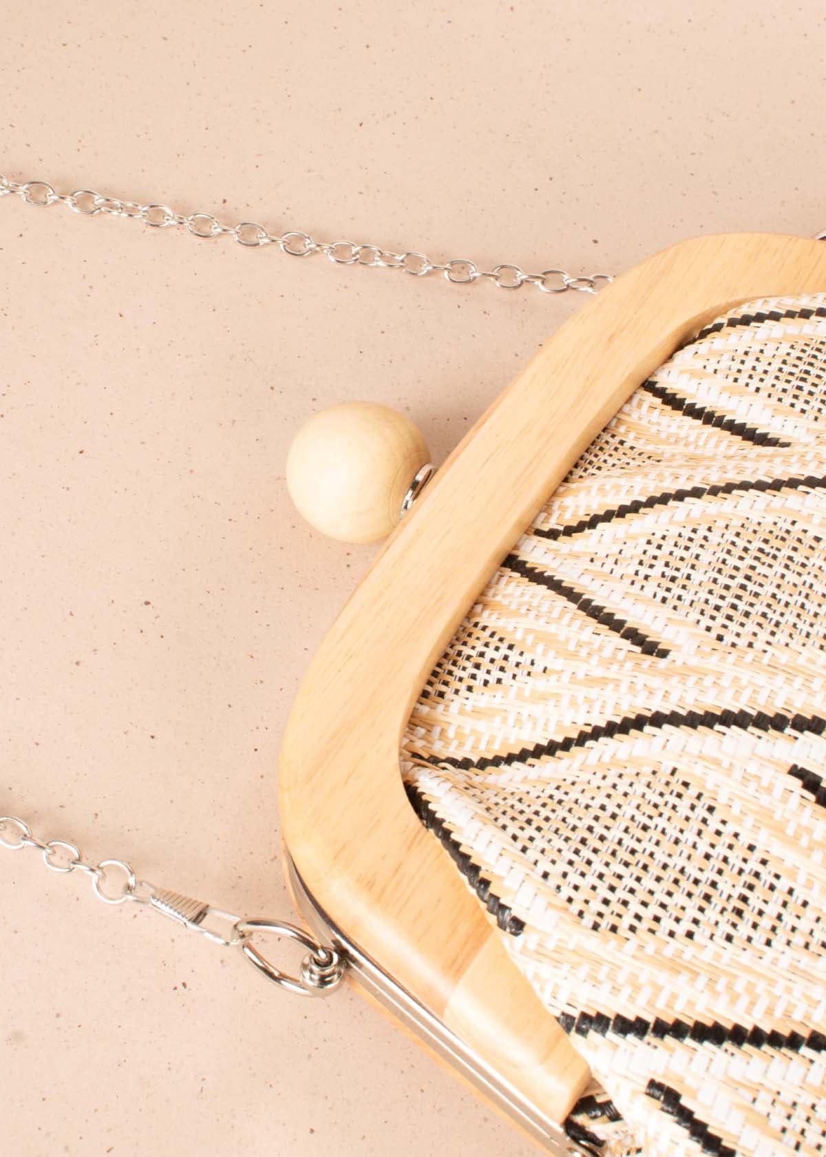Bolso tipo bandolera color beige con fibra textil tejida y borde en madera 104670