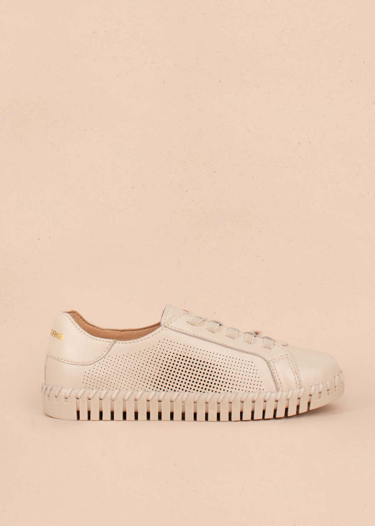 Zapatos con atadura en cuero color beige con perforaciones 104675