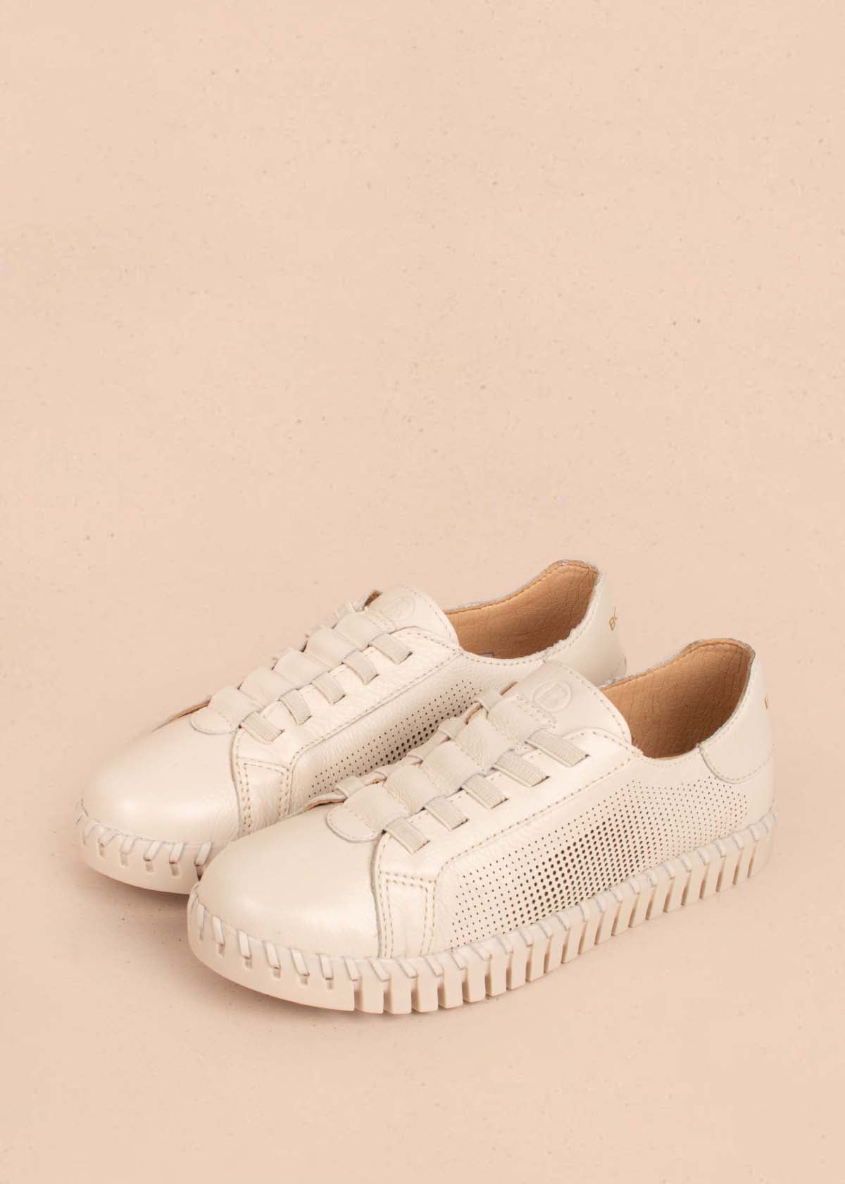 Zapatos con atadura en cuero color beige con perforaciones 104675