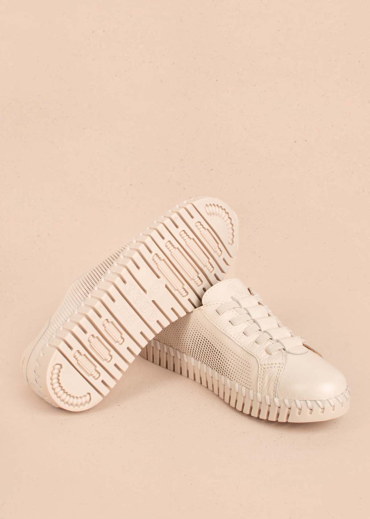Zapatos con atadura en cuero color beige con perforaciones 104675