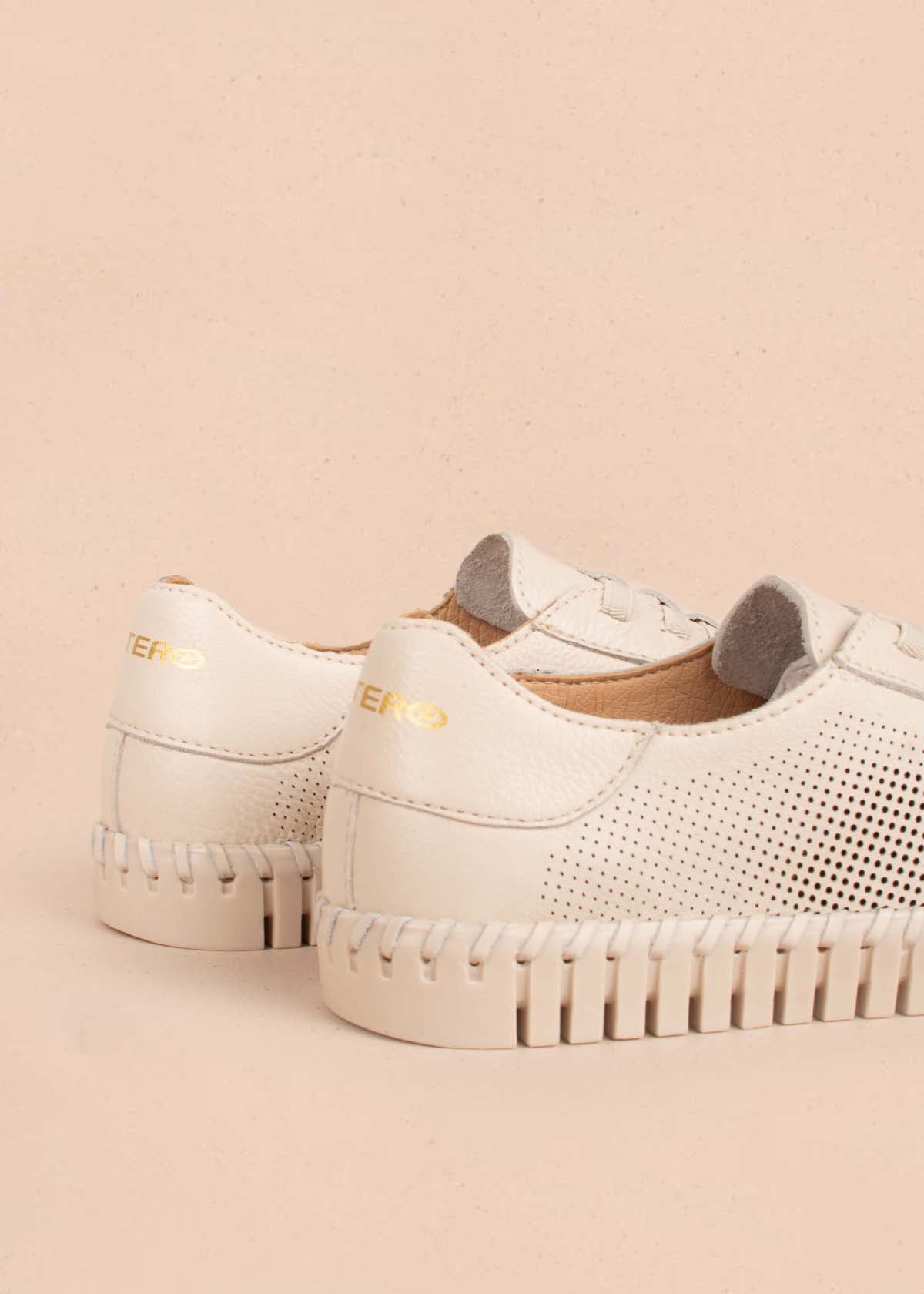 Zapatos con atadura en cuero color beige con perforaciones 104675