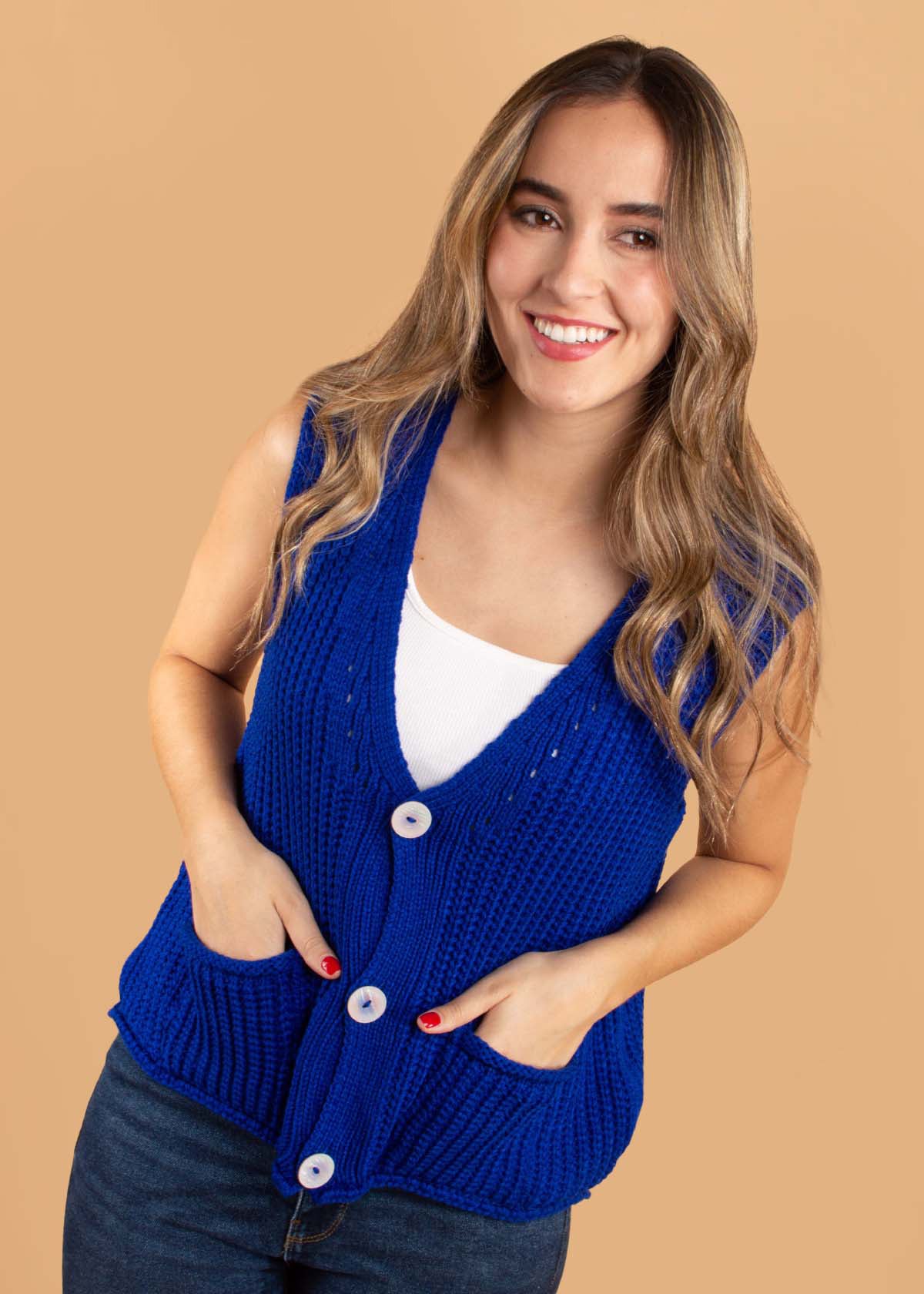 Chaleco tejido color azul con botones y bolsillos 104680
