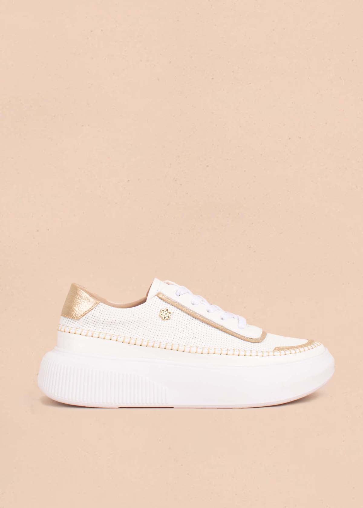 Tenis casuales en cuero color blanco con detalles dorados 104744