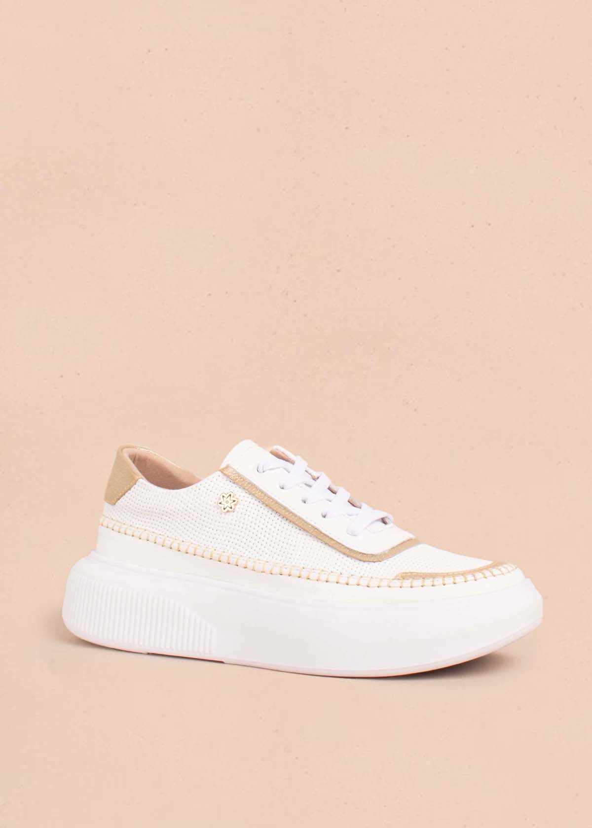 Tenis casuales en cuero color blanco con detalles dorados 104744