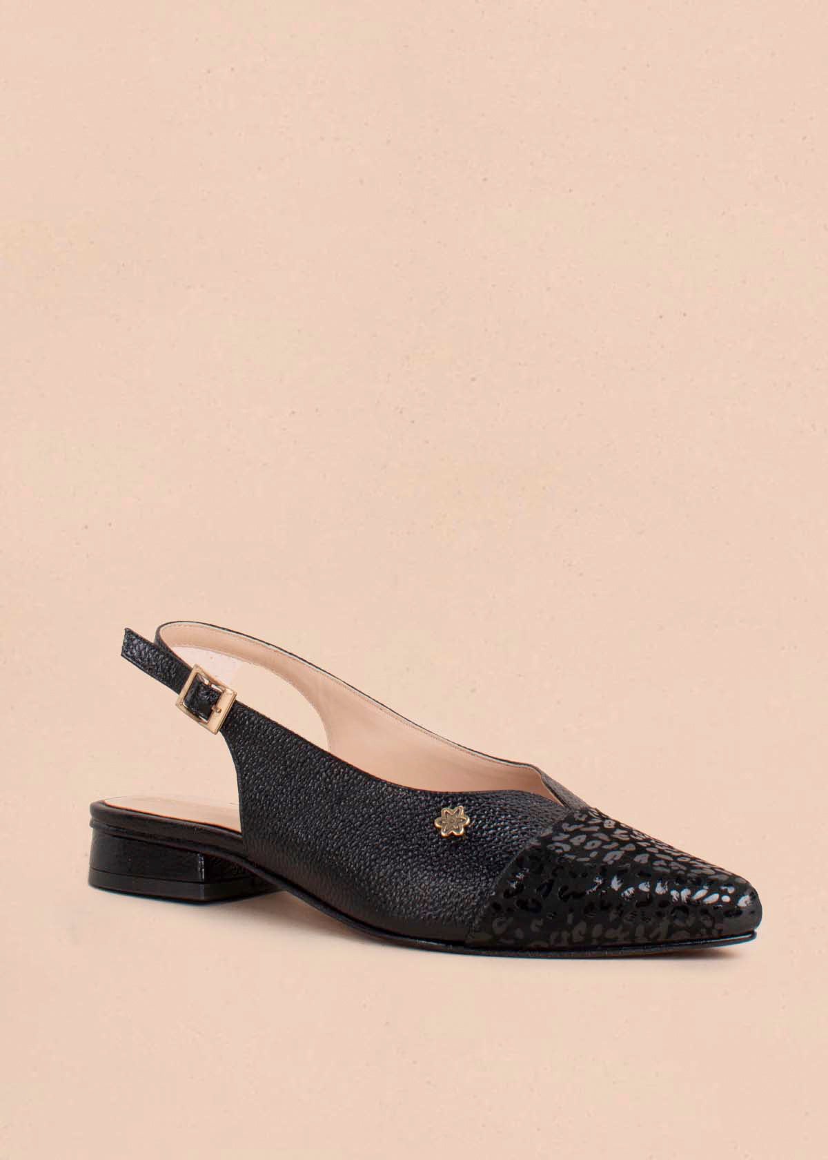 Tacones trabilla en cuero color negro con puntera animal print 104748