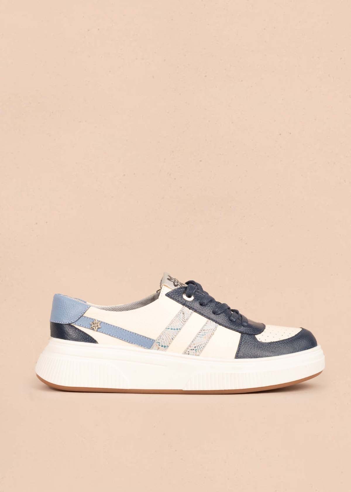 Tenis casuales en cuero color azul con folia 104761