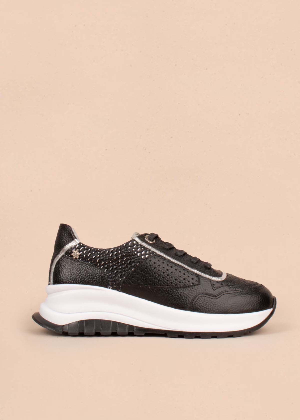 Tenis casuales en cuero color negro con folia pitón 104763
