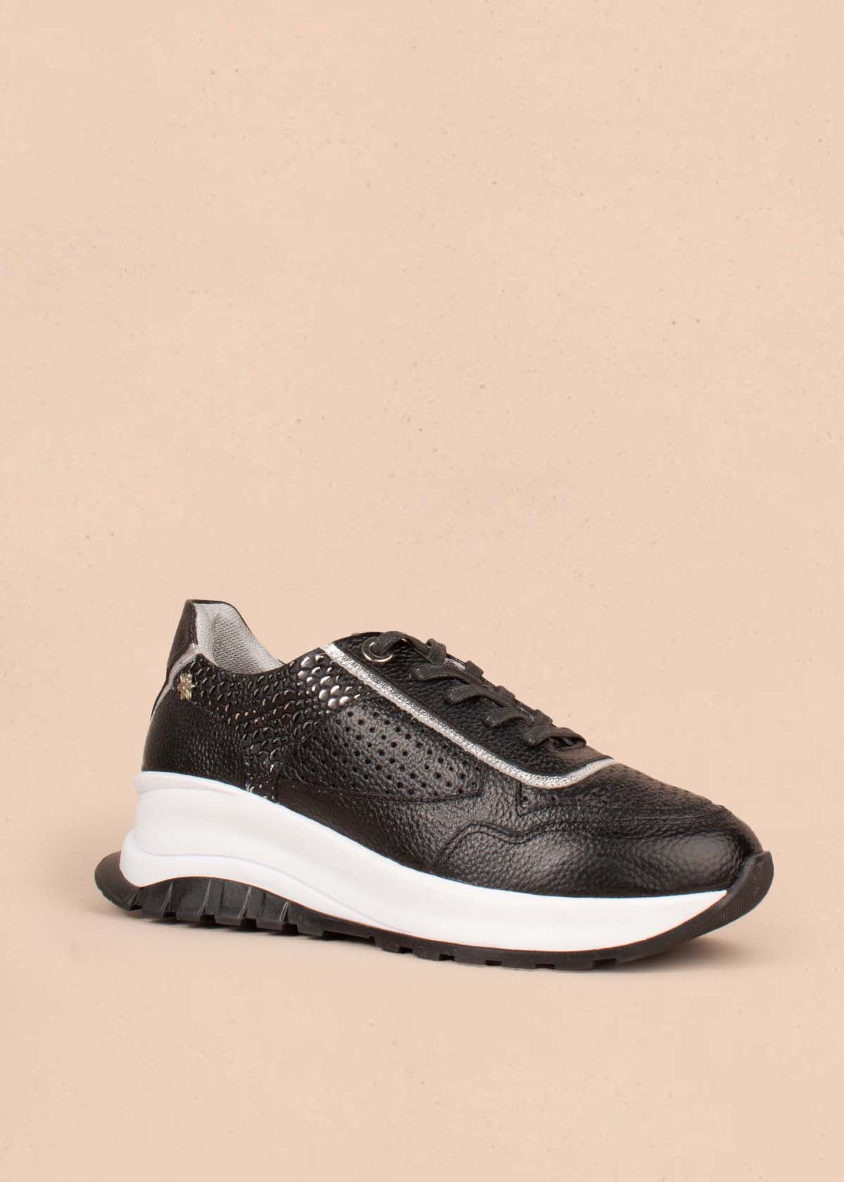 Tenis casuales en cuero color negro con folia pitón 104763