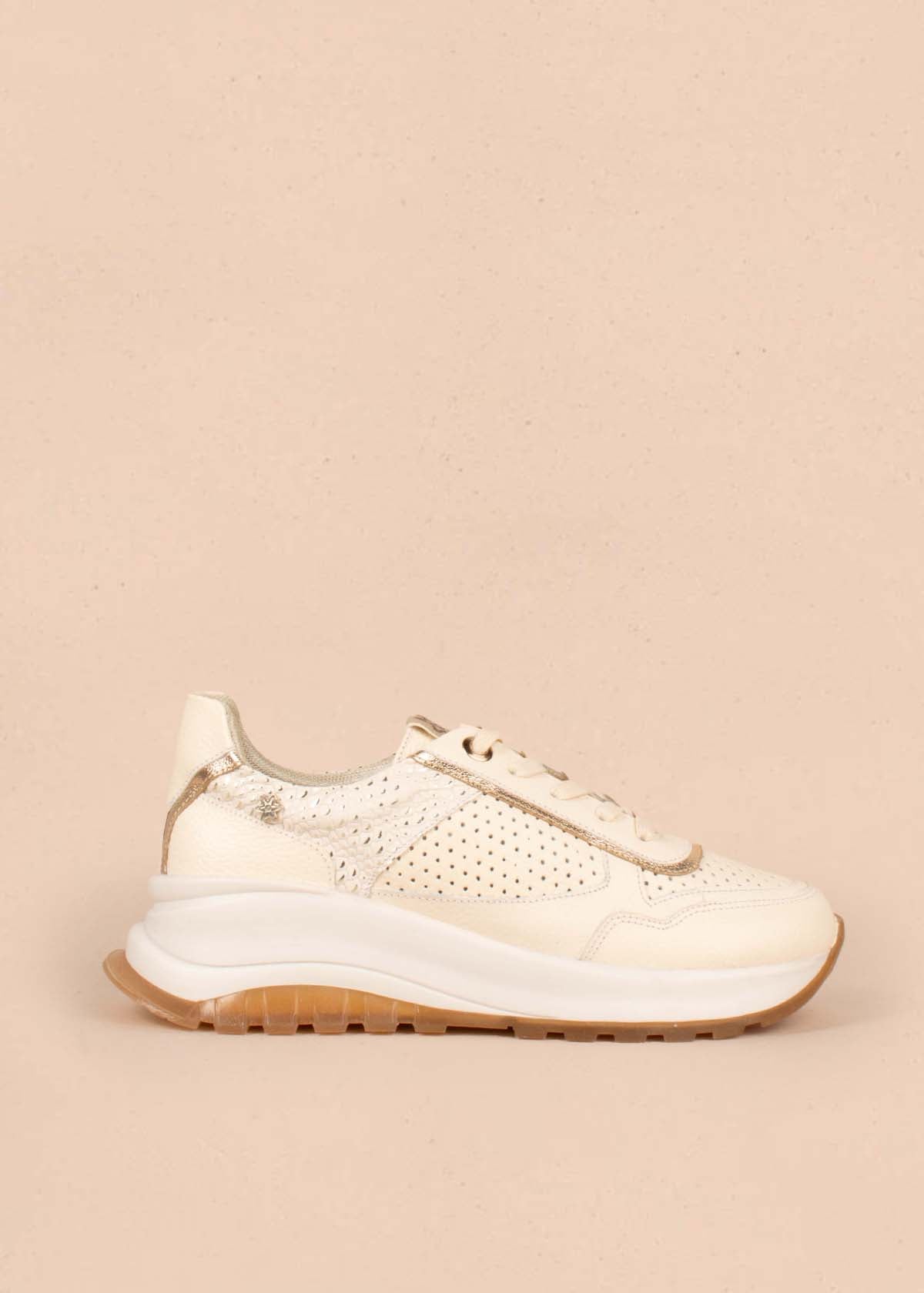 Tenis casuales en cuero color talco con folia pitón 104763