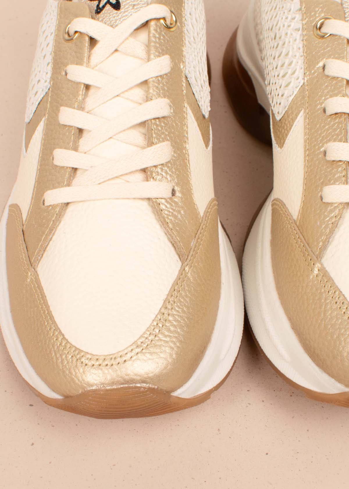 Tenis casuales en cuero color blanco con folia pitón 104766