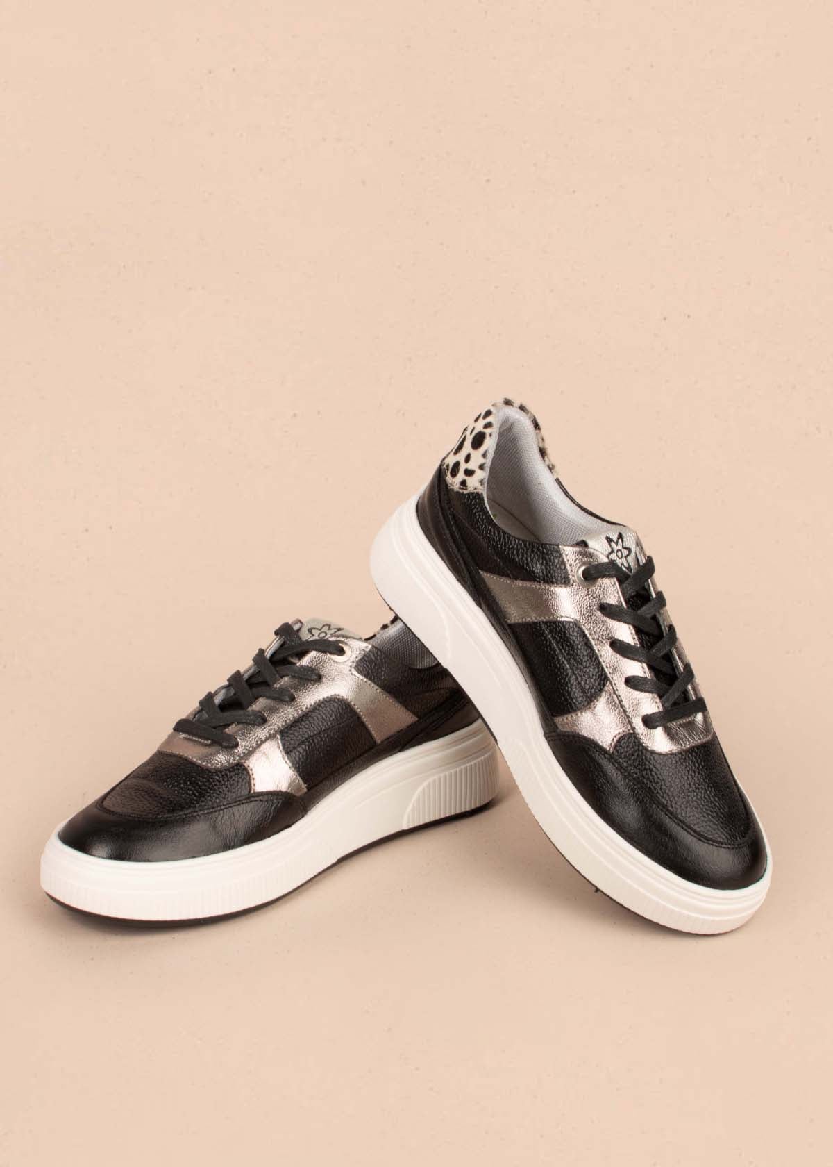 Tenis casuales en cuero color negro con detalles platas 104767