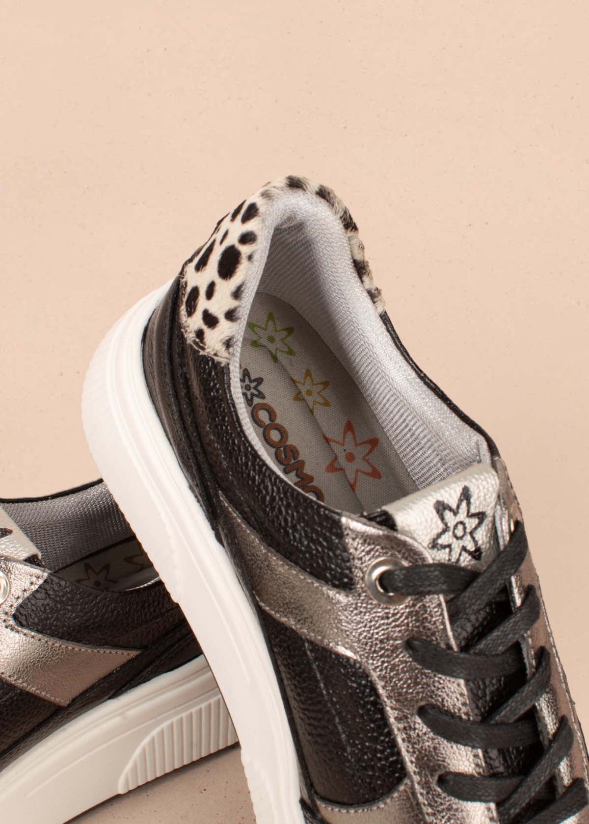Tenis casuales en cuero color negro con detalles platas 104767