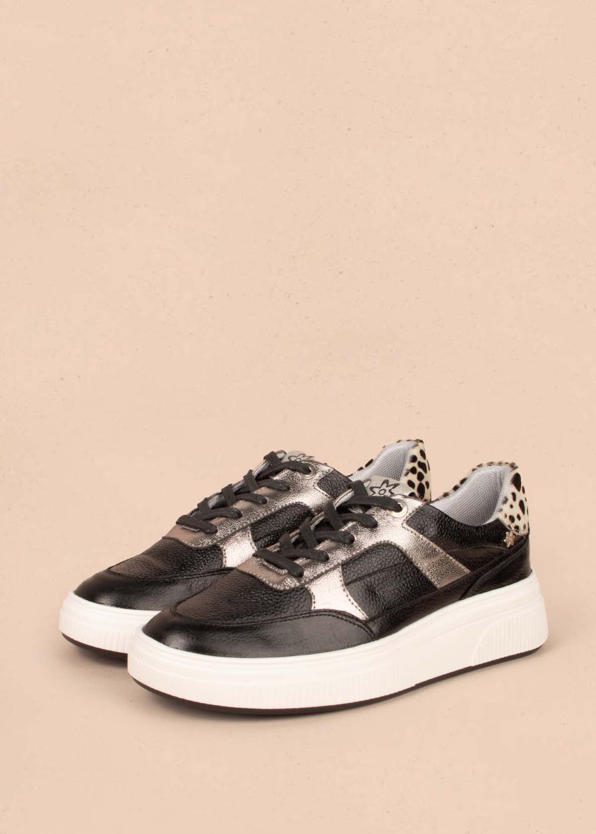 Tenis casuales en cuero color negro con detalles platas 104767