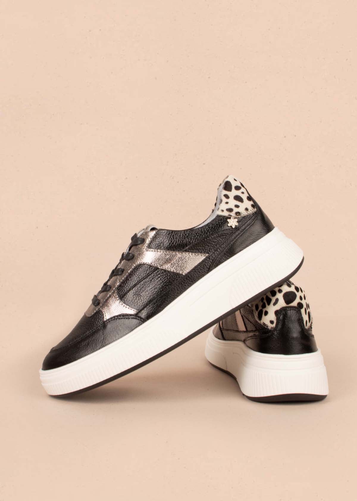 Tenis casuales en cuero color negro con detalles platas 104767