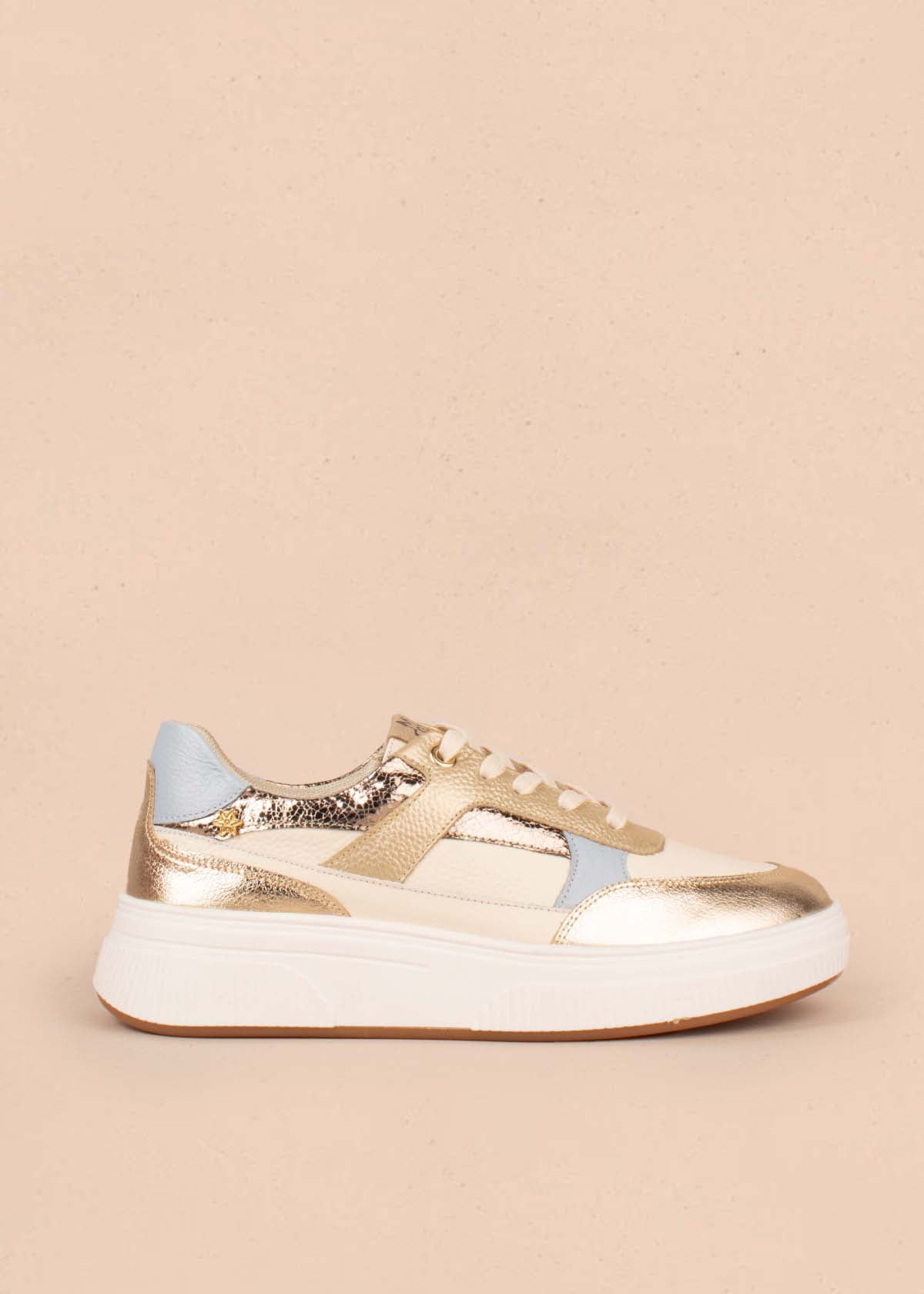 Tenis casuales en cuero color talco con detalles dorados 104767