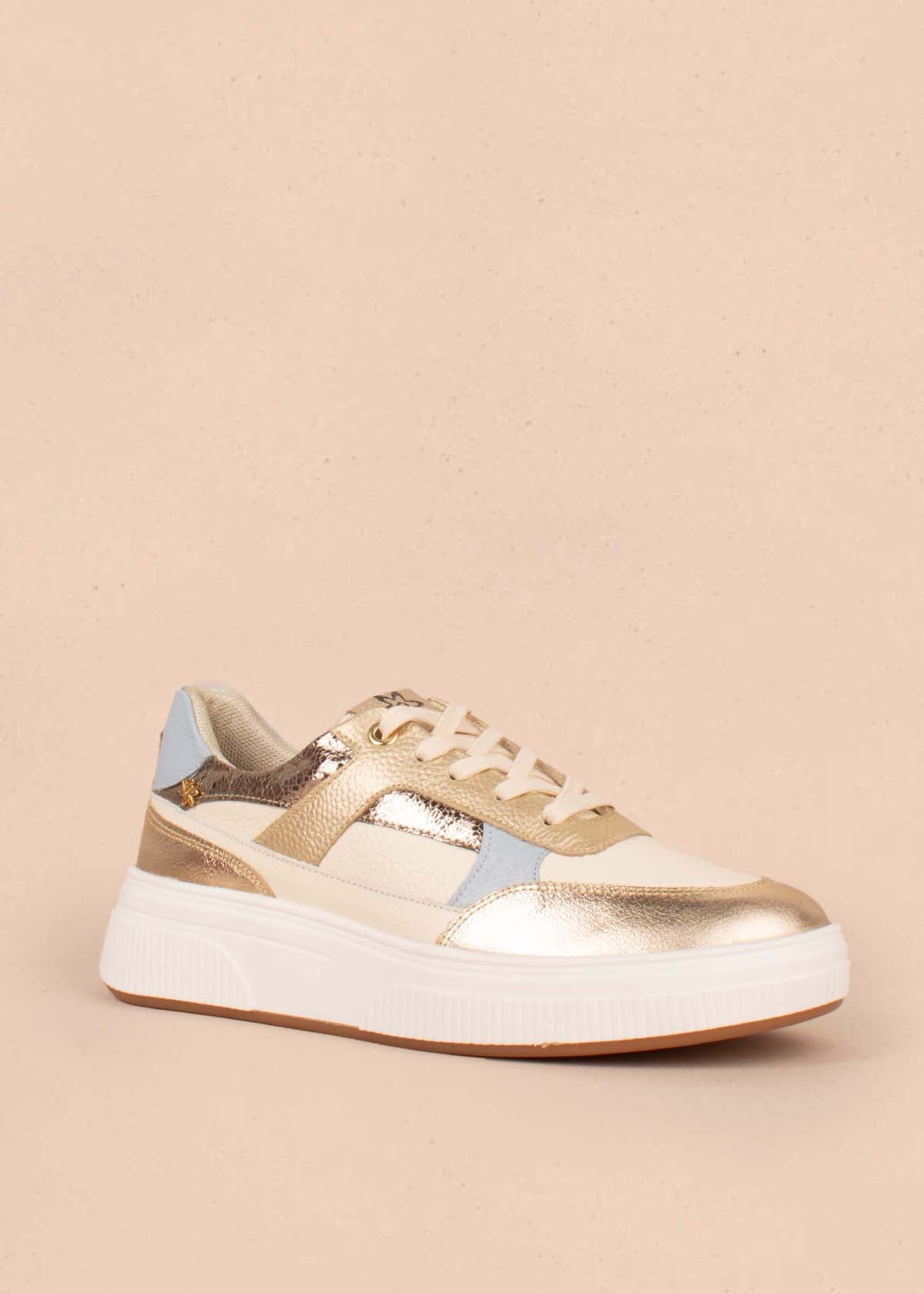 Tenis casuales en cuero color talco con detalles dorados 104767