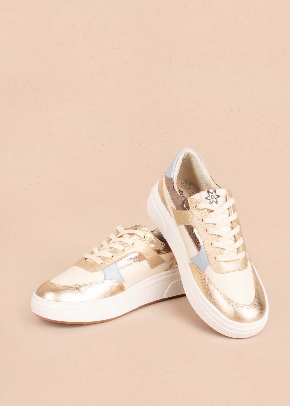 Tenis casuales en cuero color talco con detalles dorados 104767