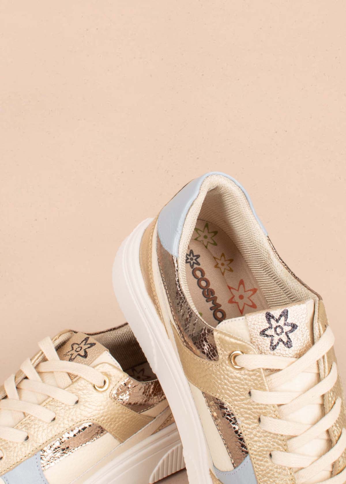 Tenis casuales en cuero color talco con detalles dorados 104767